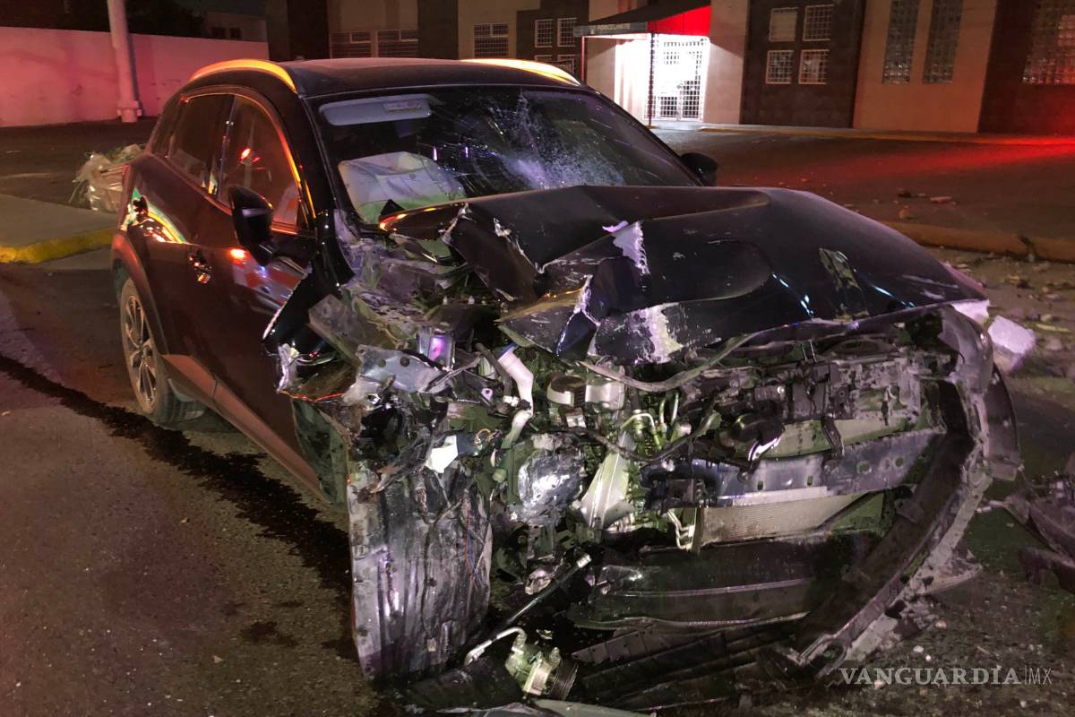 Conductor se siente mal y estrella su auto