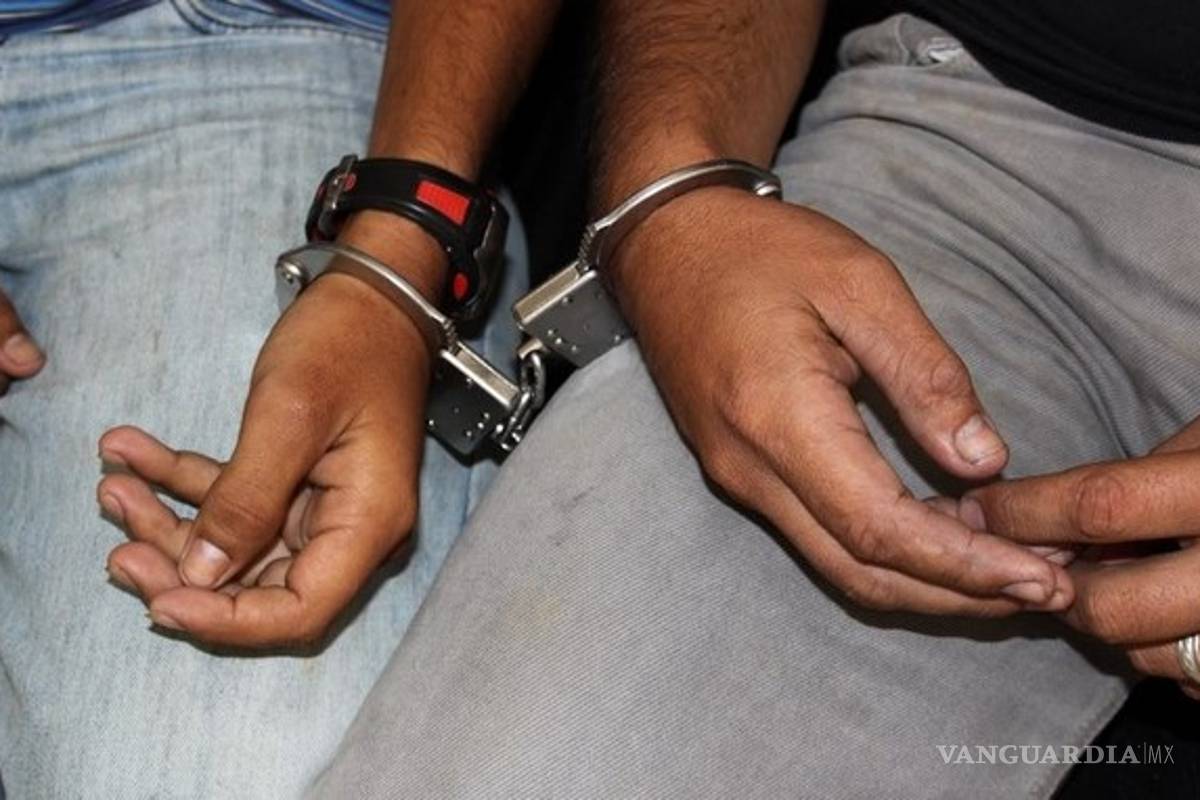 Policías atrapan a dos con el botín de una construcción