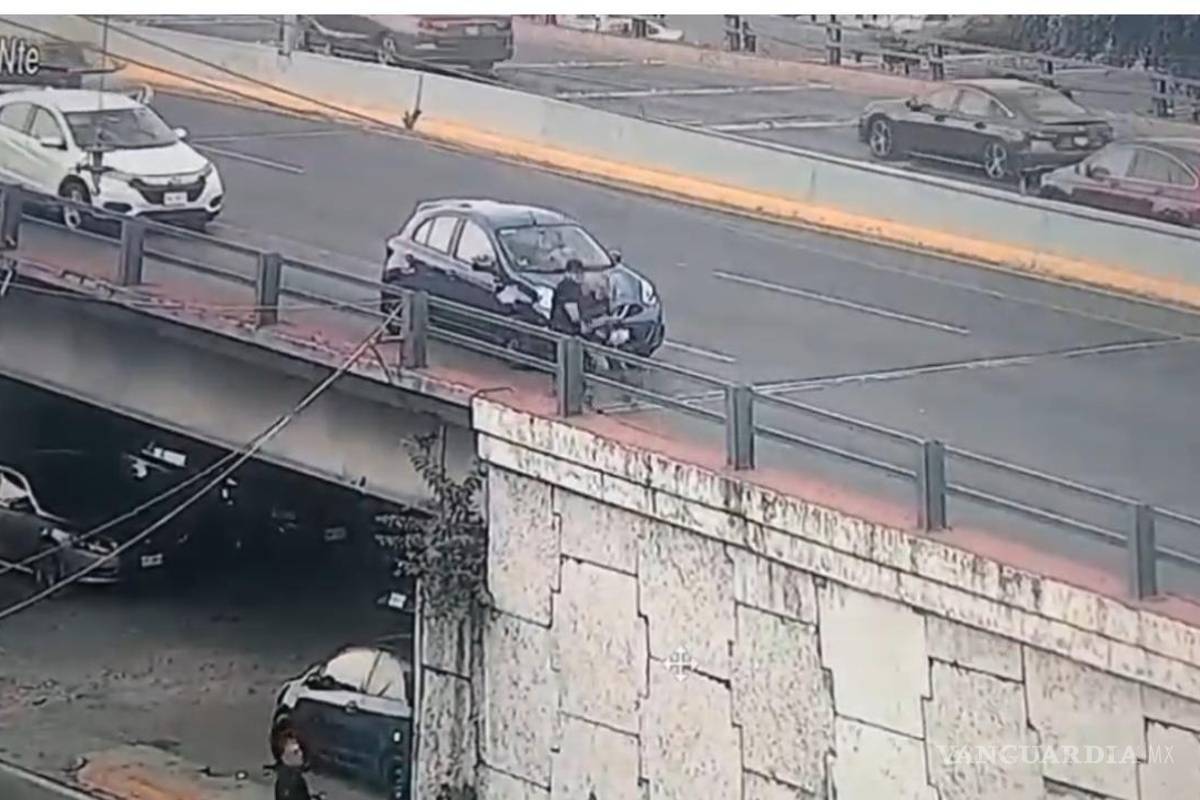 Policías ministeriales evitan que hombre se lance de puente en Monterrey, Nuevo León