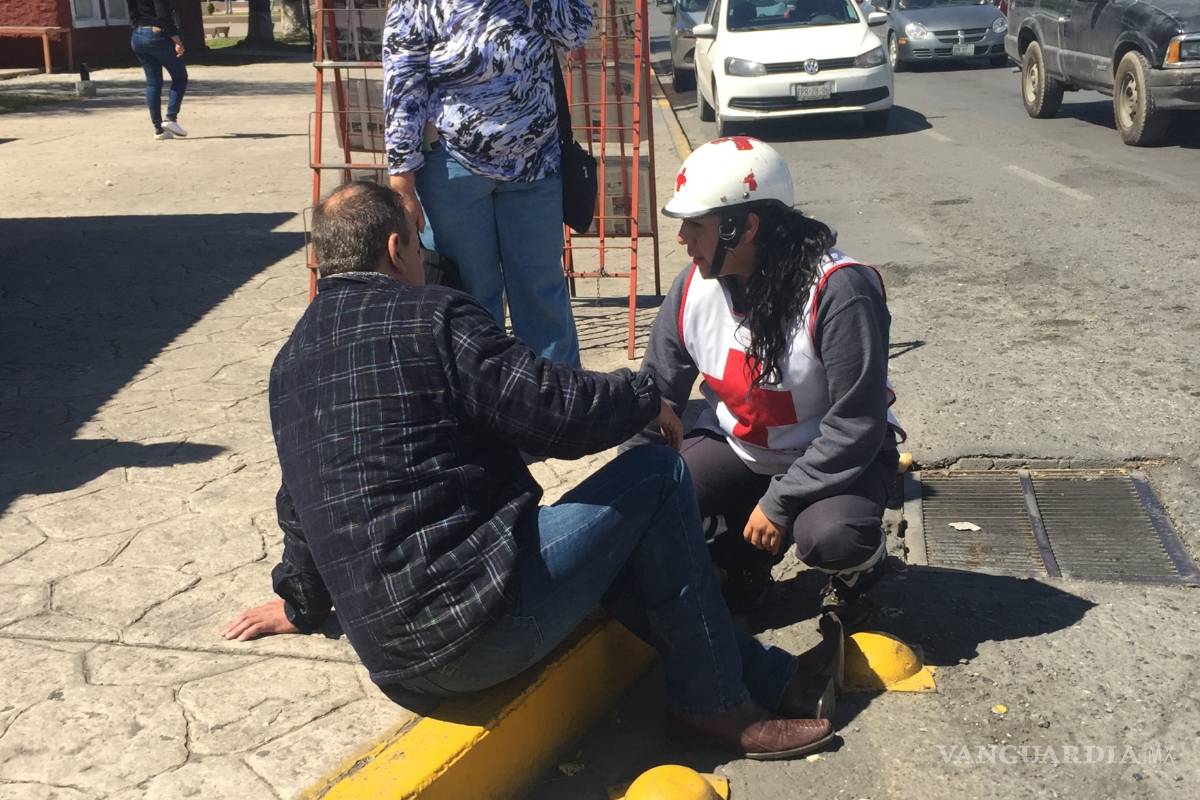 Motociclista arrolla a hombre en la zona centro de Saltillo; ambos resultan lesionados