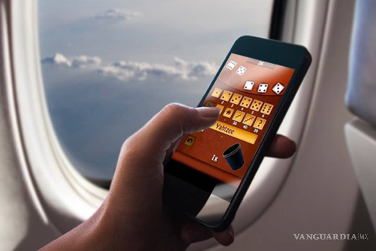 ¿Qué sucede si NO pones tu teléfono en modo avión durante el vuelo?