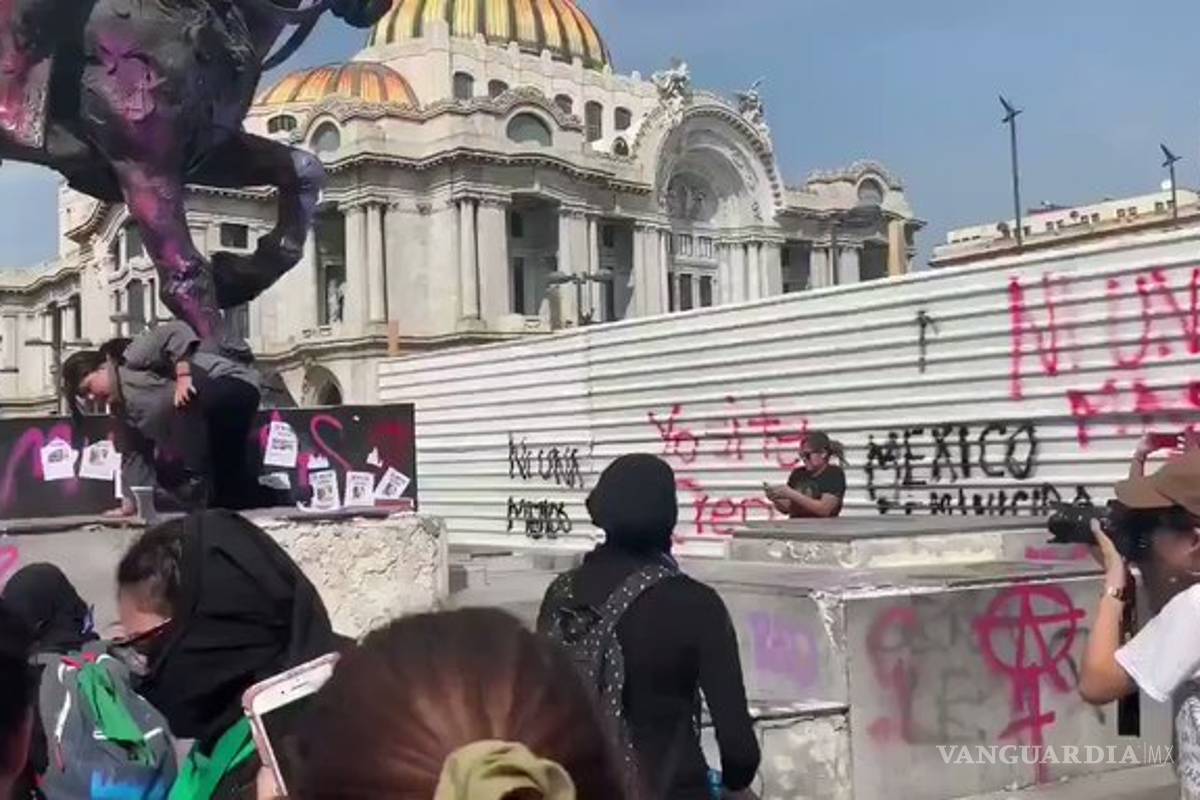 En marcha 8M una mujer confrontó a encapuchadas que vandalizaron monumentos