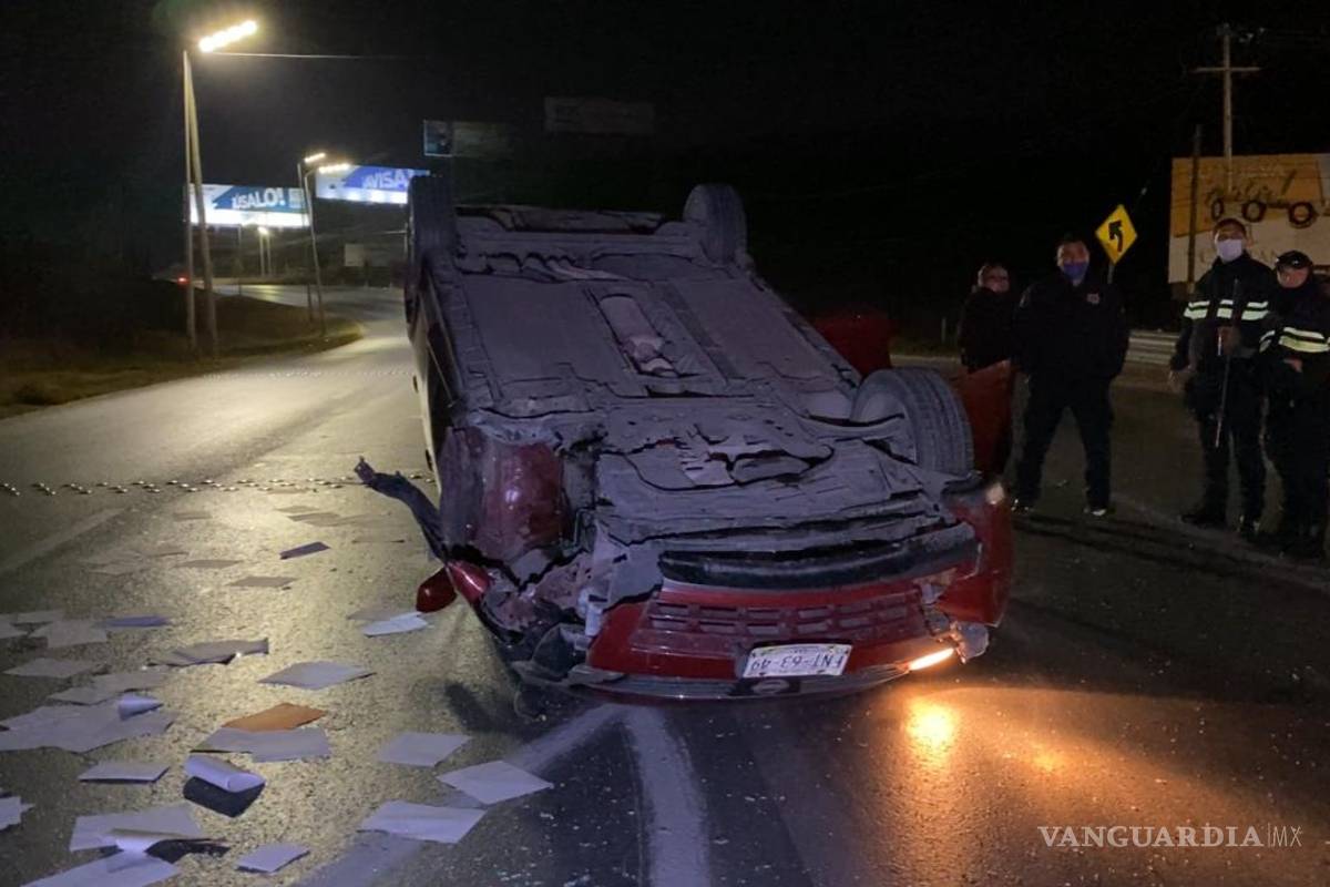 Abandonan a mujer en volcadura