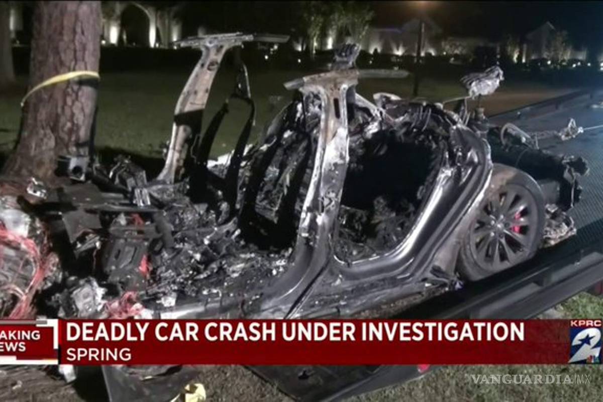 Auto Tesla choca sin nadie al volante, mueren dos