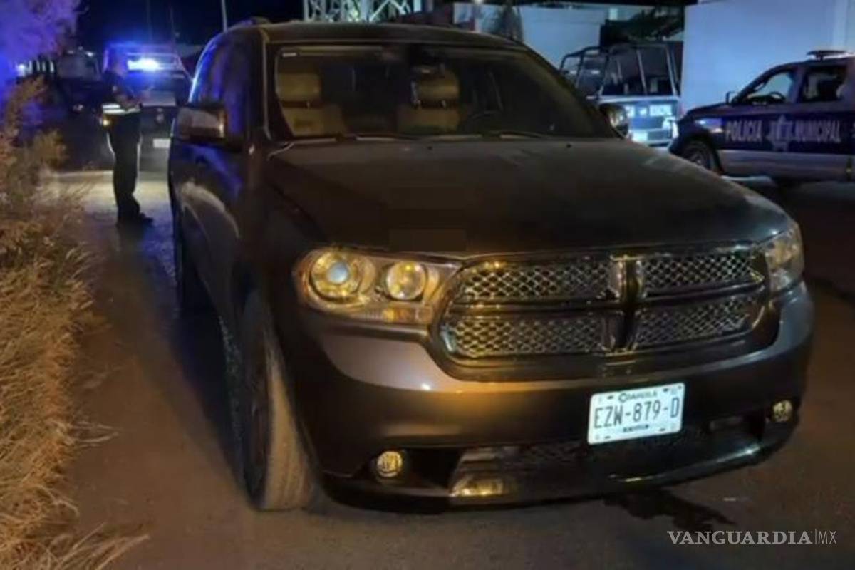 $!Ambos autos quedaron bajo resguardo de las autoridades mientras se realizaba la detención de los presuntos responsables.