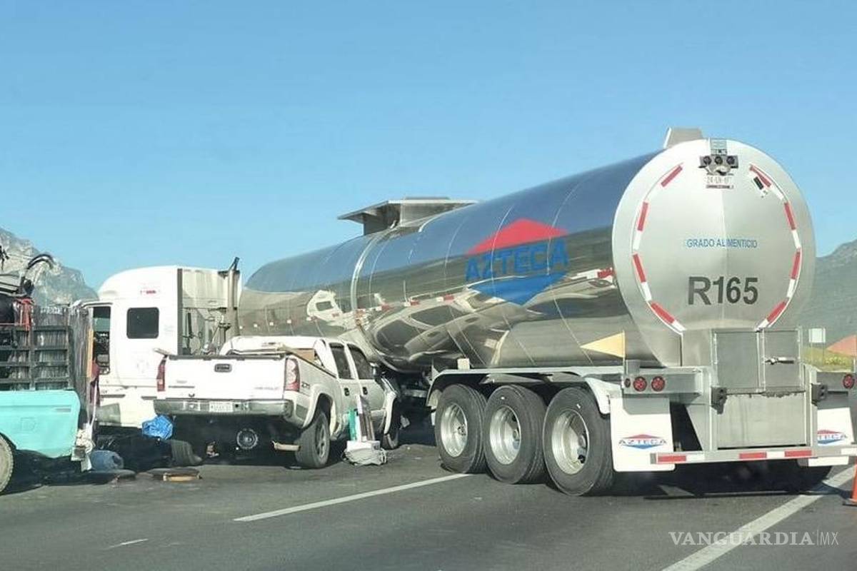 Trailero da ‘vuelta en U’ y causa accidente en la carretera Monterrey-Saltillo
