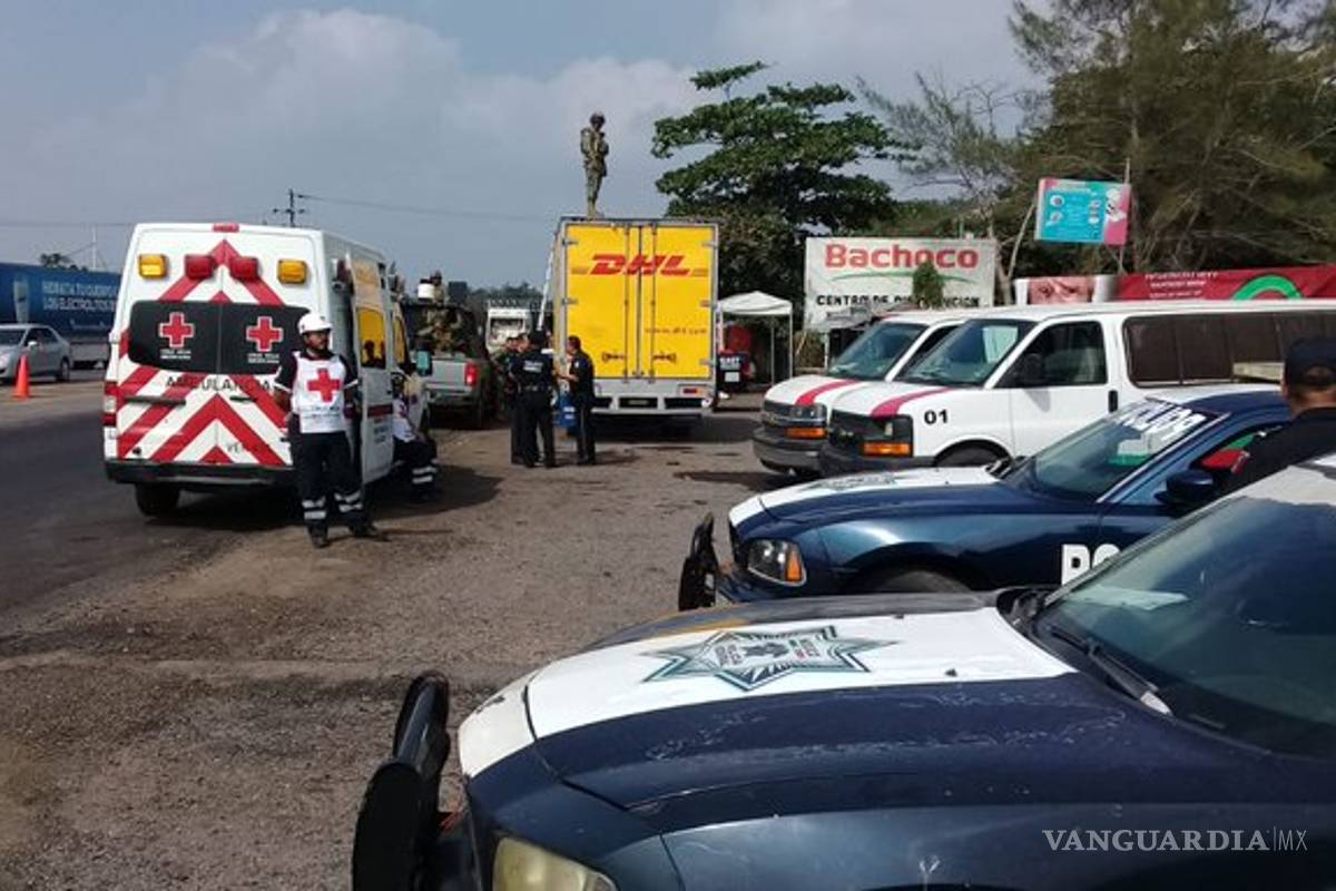 Rescatan a 80 migrantes que viajaban en camión clonado de DHL en Veracruz