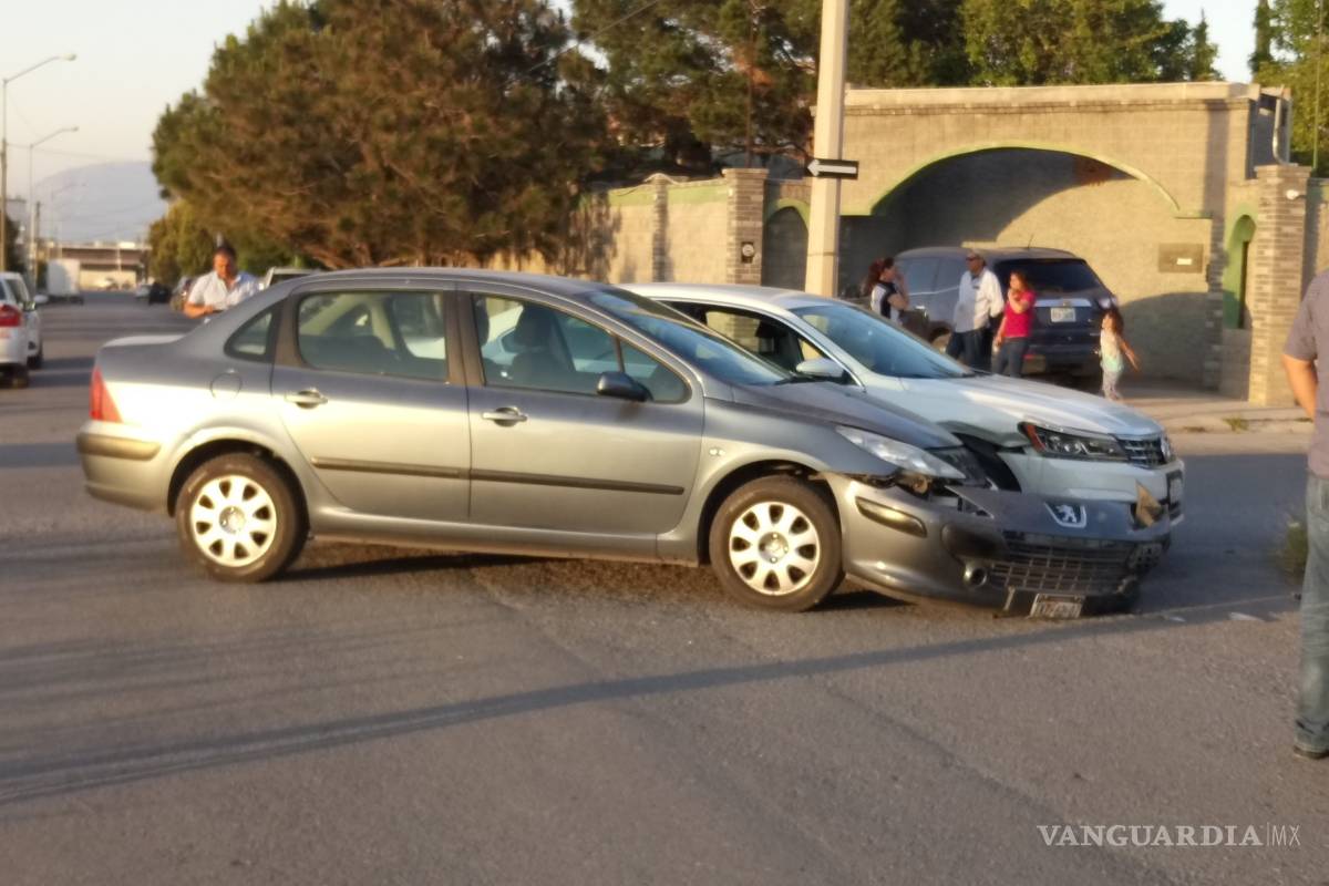Mujer choca por ir en sentido contrario en Los Pinos
