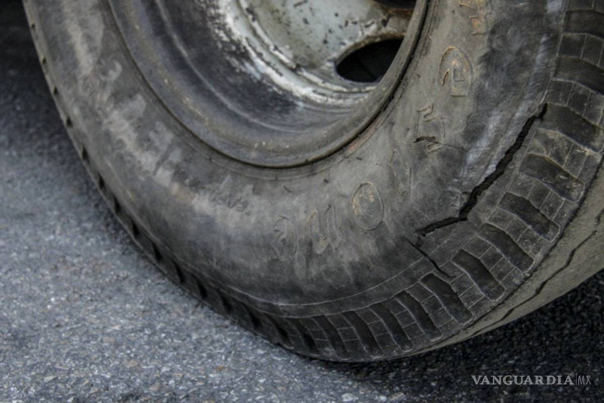 La banda de los 'poncha llantas' le roban 20 mil pesos a hombre, mientras reparaba su neumático en Saltillo