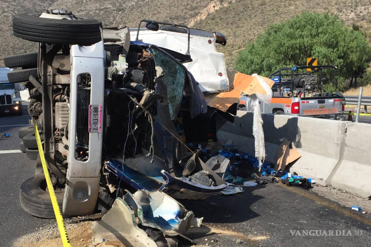 Fatal volcadura en la carretera 57 deja dos muertos