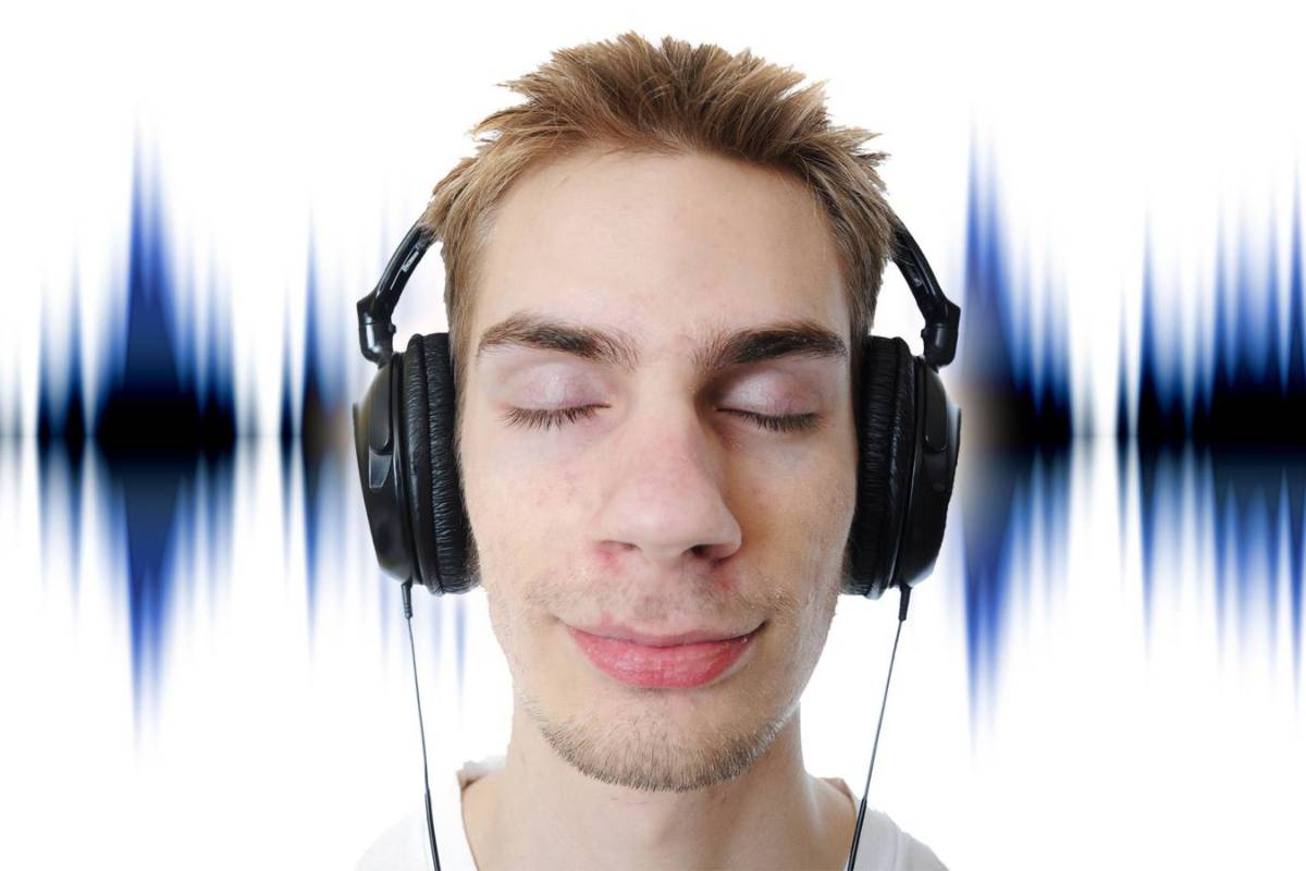 ¿Tu hijo escucha música a volumen alto? Descubre si eso puede destruir su audición