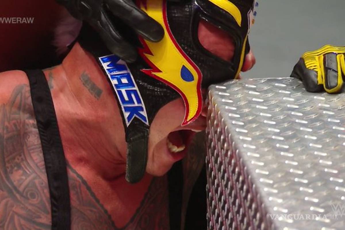 ¡Imágenes que duelen! Seth Rollins ataca a Rey Mysterio en el ojo
