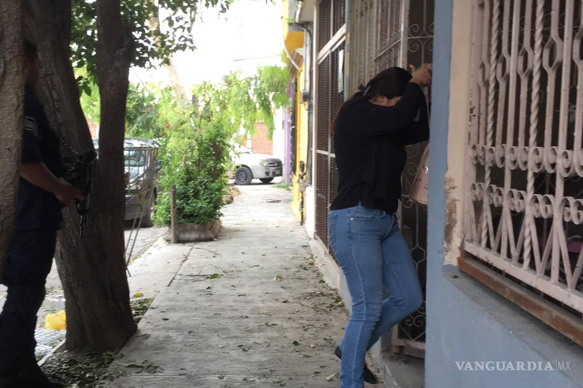 Deja a hijas solas un rato y se arma todo un operativo