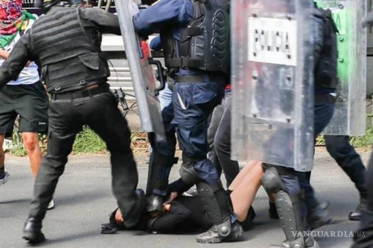 Dos policías van a prisión preventiva por golpear a jovencita durante protesta