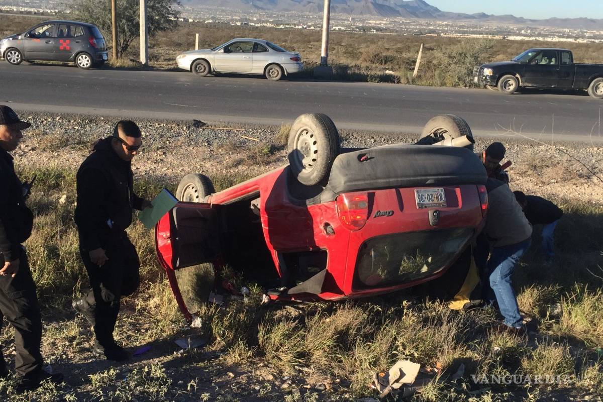 Conductora se vuelca por bordos en el libramiento Flores Tapia; autoridades los quitan