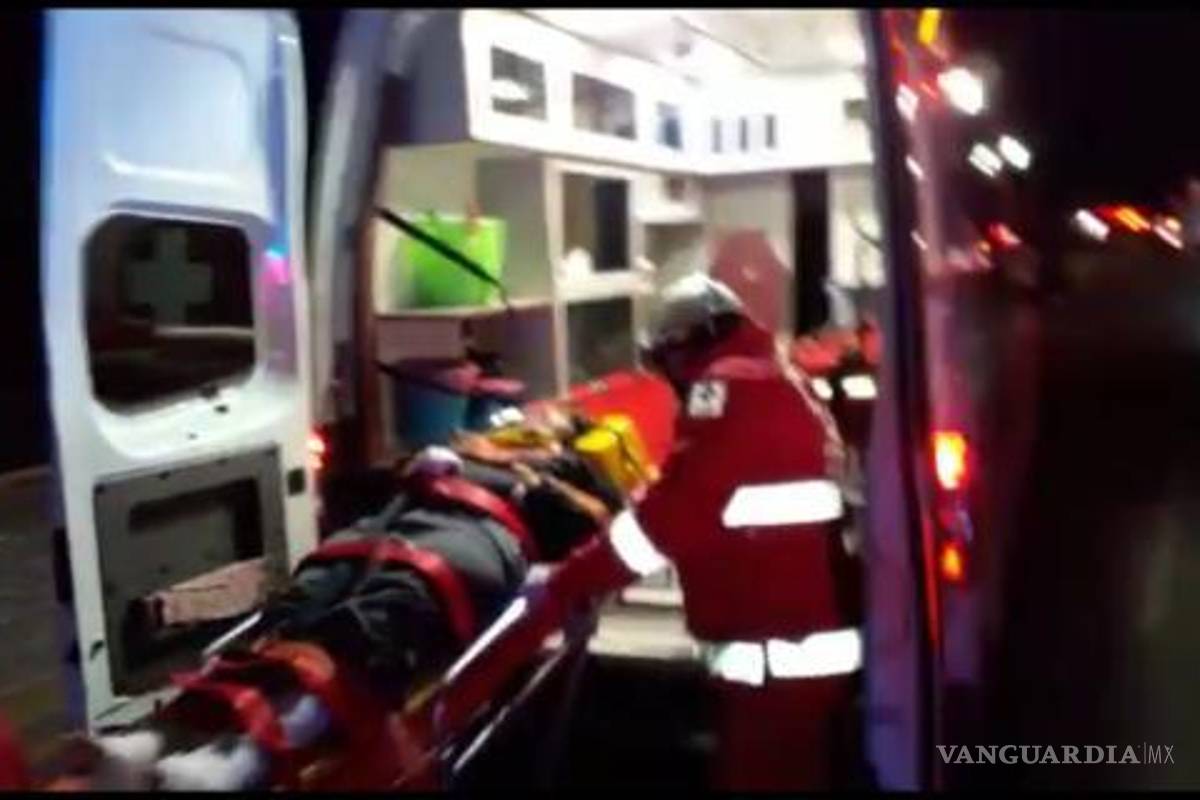 Prensados tres jóvenes en volcadura en la calzada Antonio Narro; 2 graves