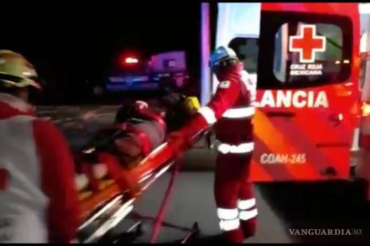 Prensados tres jóvenes en volcadura en la calzada Antonio Narro; 2 graves