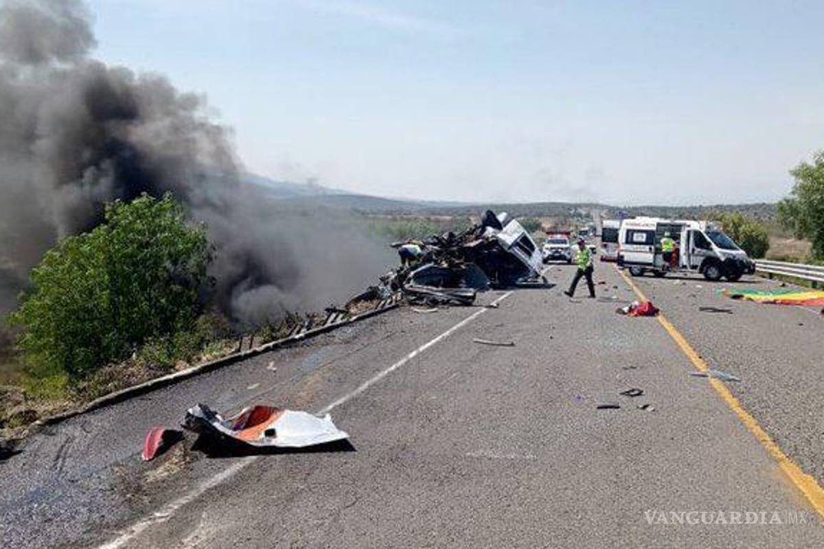 Reportan al menos 21 muertos en trágico accidente en autopista de Puebla