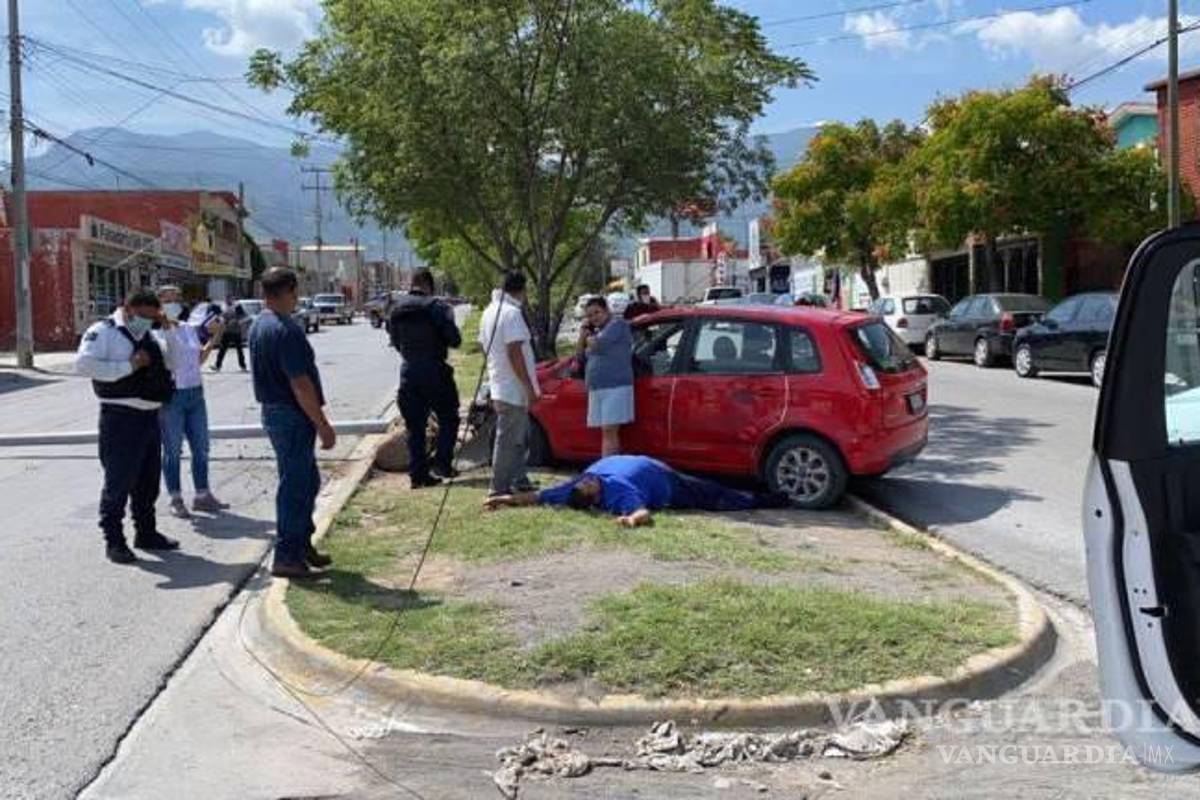 $!¿Solo en Saltillo? De nuevo la ‘maldición’ de accidentes de carros rojos; ahora uno se parte en dos
