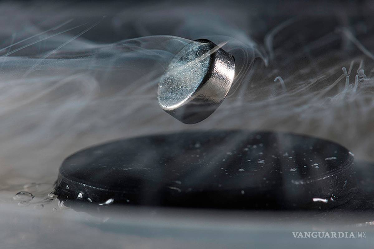 Crean un primer material superconductor de electricidad a temperatura ambiente