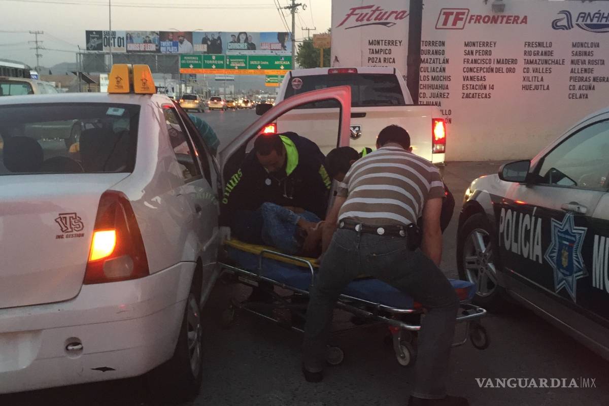 Escoltas del Gobierno del Estado causan accidente en Saltillo; una joven resulta herida