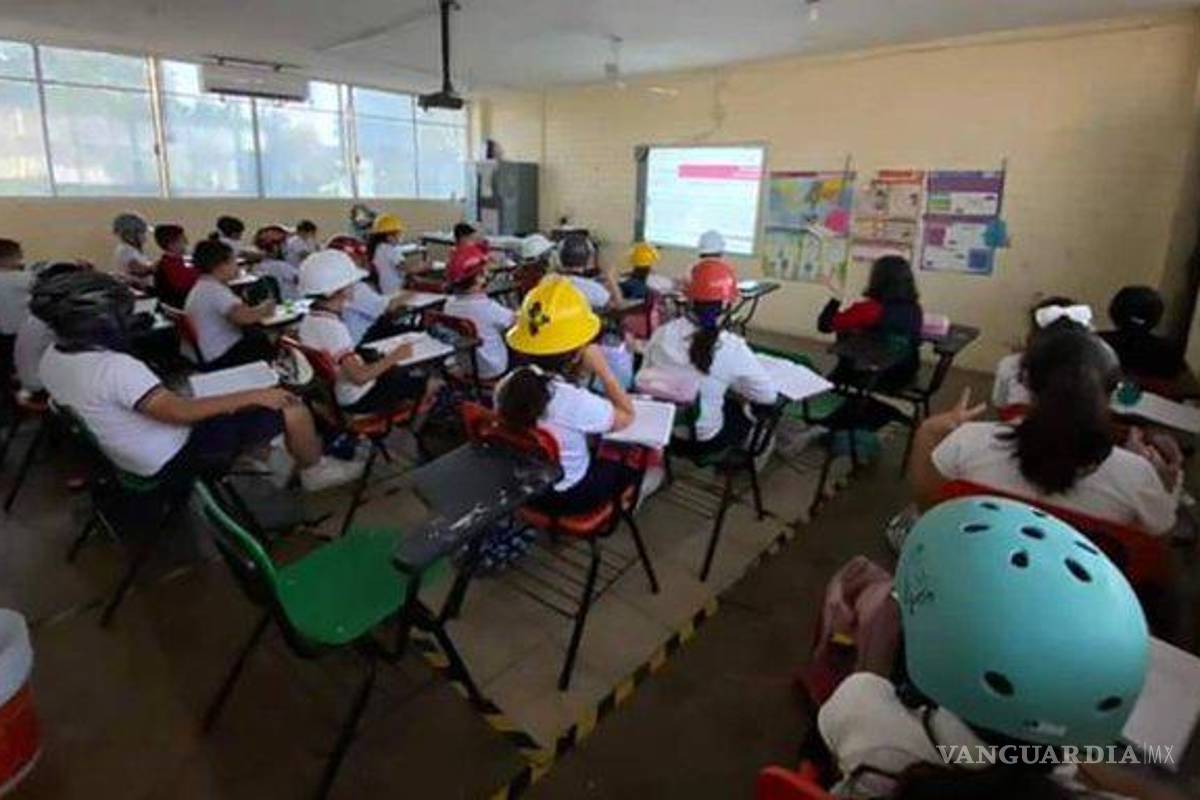 La 4T prioriza becas en gasto educativo, mientras hay escuelas sin bancas y con techos dañados