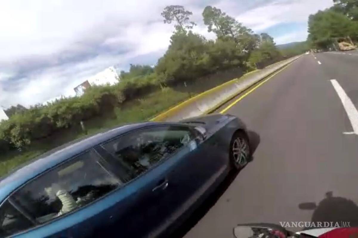 Vuelca en carretera por 'echar carreritas' con motociclistas (VIDEO)