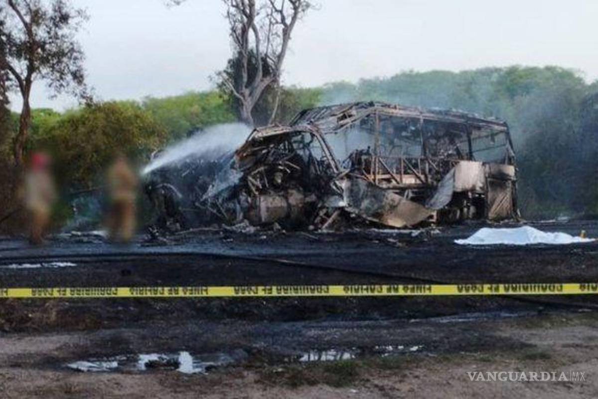 $!20 murieron calcinados tras choque de autobús con remolque, en Tamaulipas; la mayoría serían jornaleros