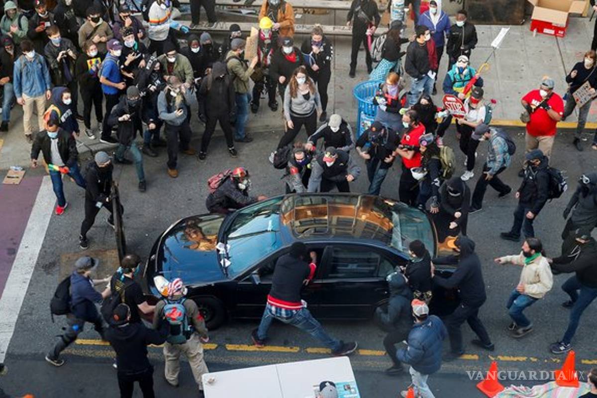 Hombre irrumpió con su vehículo en medio de protesta en EU, le disparó a un manifestante y huyó