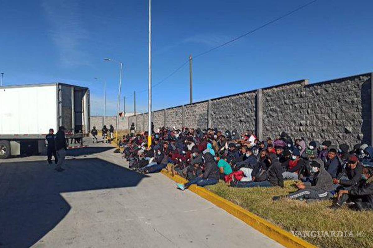 Tras persecución rescatan a 210 migrantes que viajaban hacinados en un tráiler, en Puebla