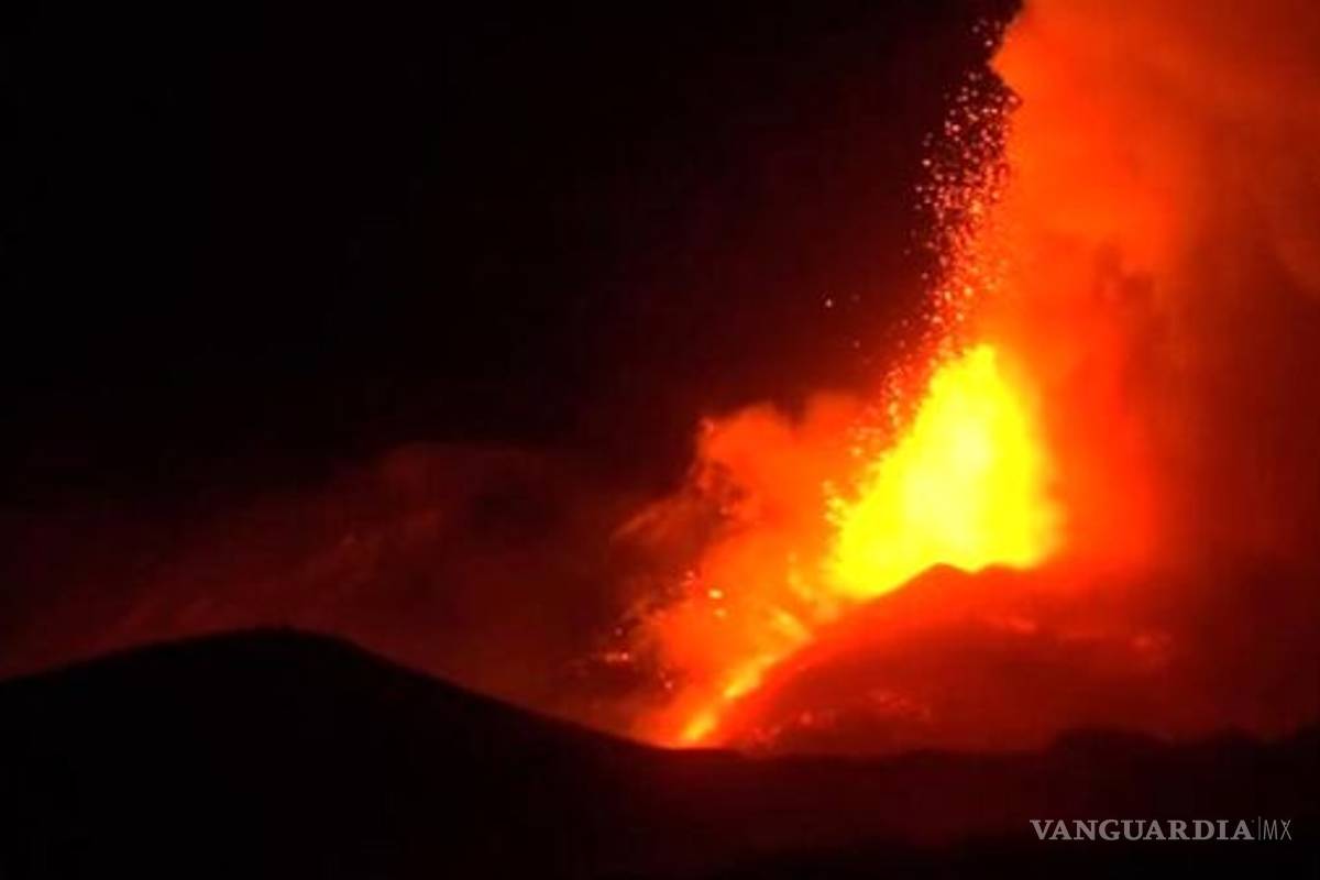 Terrible erupción del volcán Etna en Italia: lanza lava y escombros