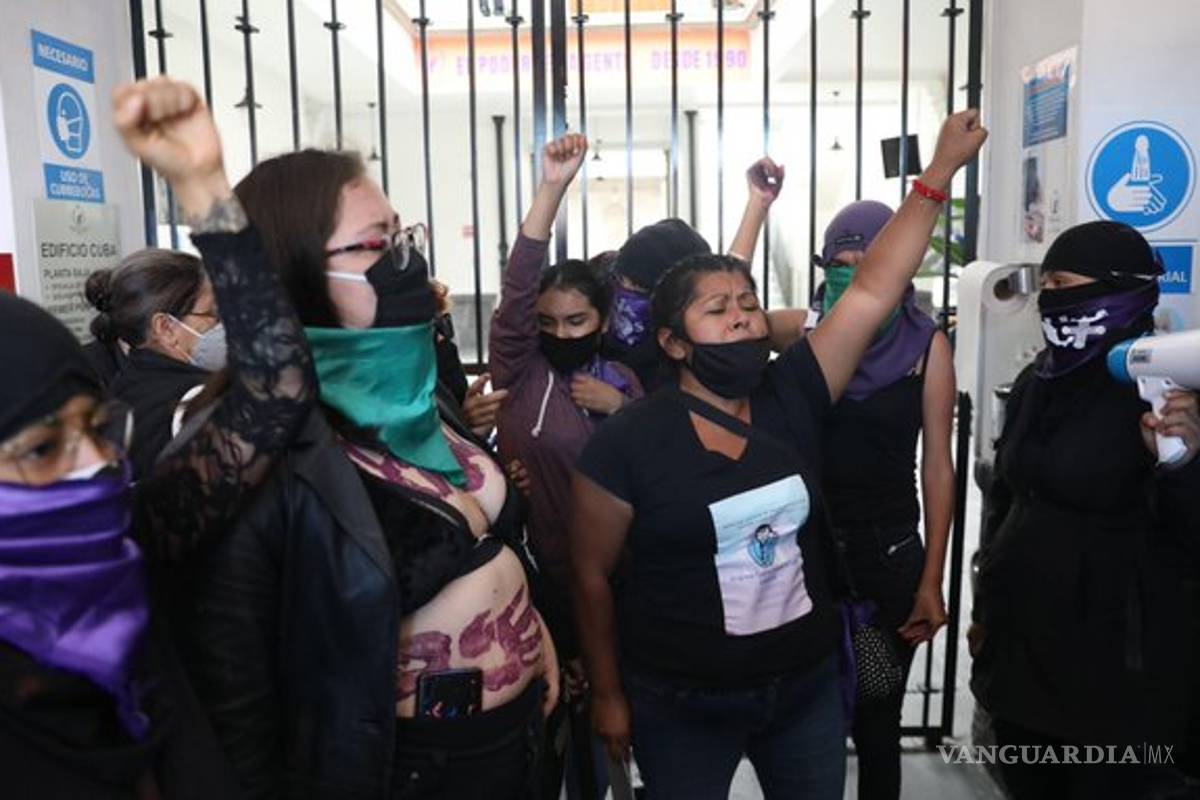 $!'Si viene la policía nos vamos defender', feministas seguirán 'ocupando' la CNDH