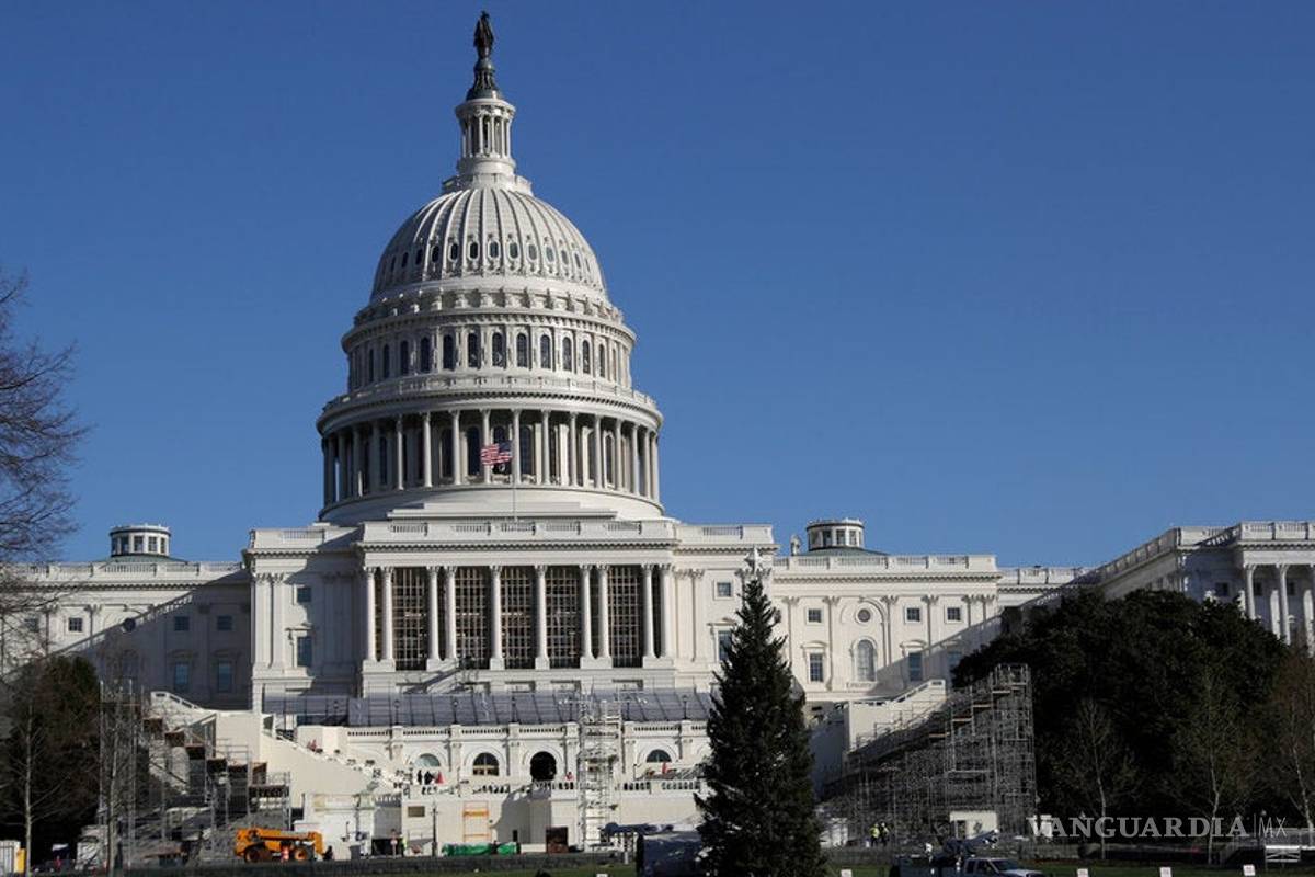 Auto embiste a dos policías en Capitolio de Estados Unidos