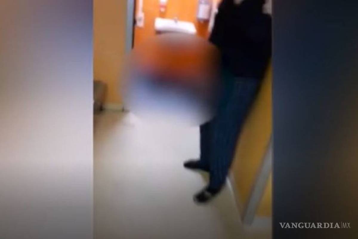 Murió en un baño, esperando para prueba de COVID-19 (video)