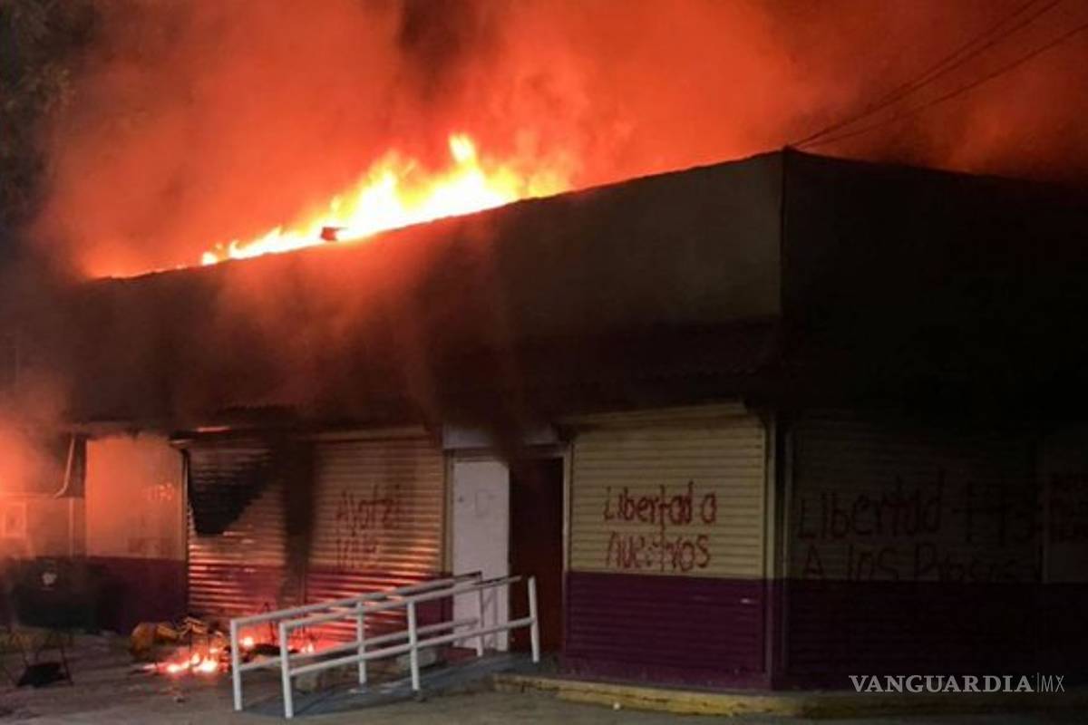 Queman el INE en Chiapas; demandan liberar a normalistas