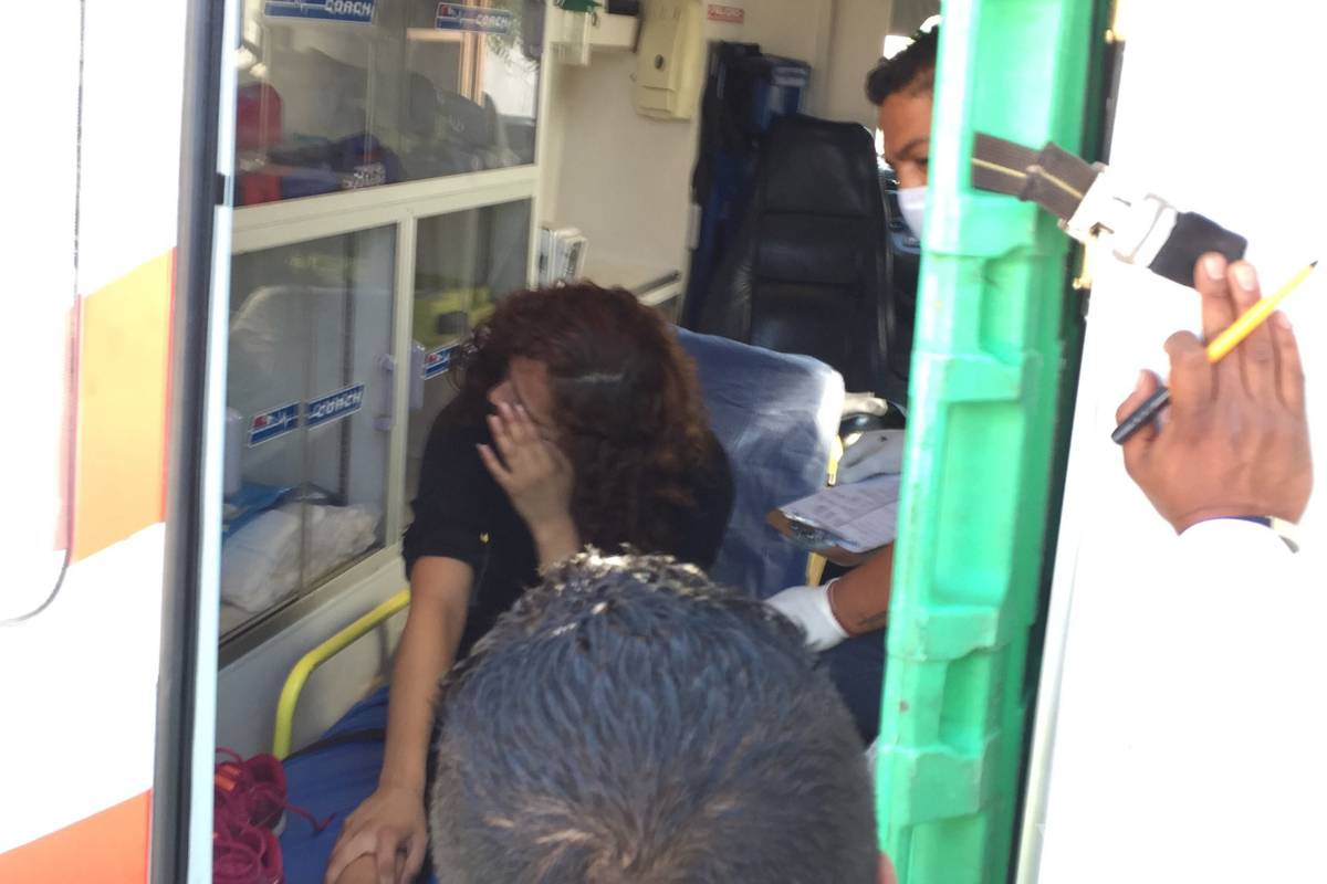 La arrollan su suegra y pareja por una disputa