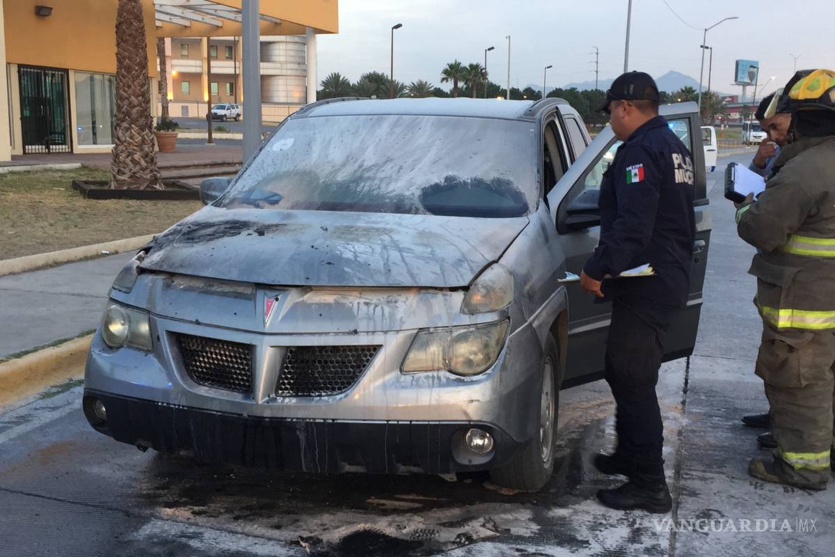 Se le incendia camioneta