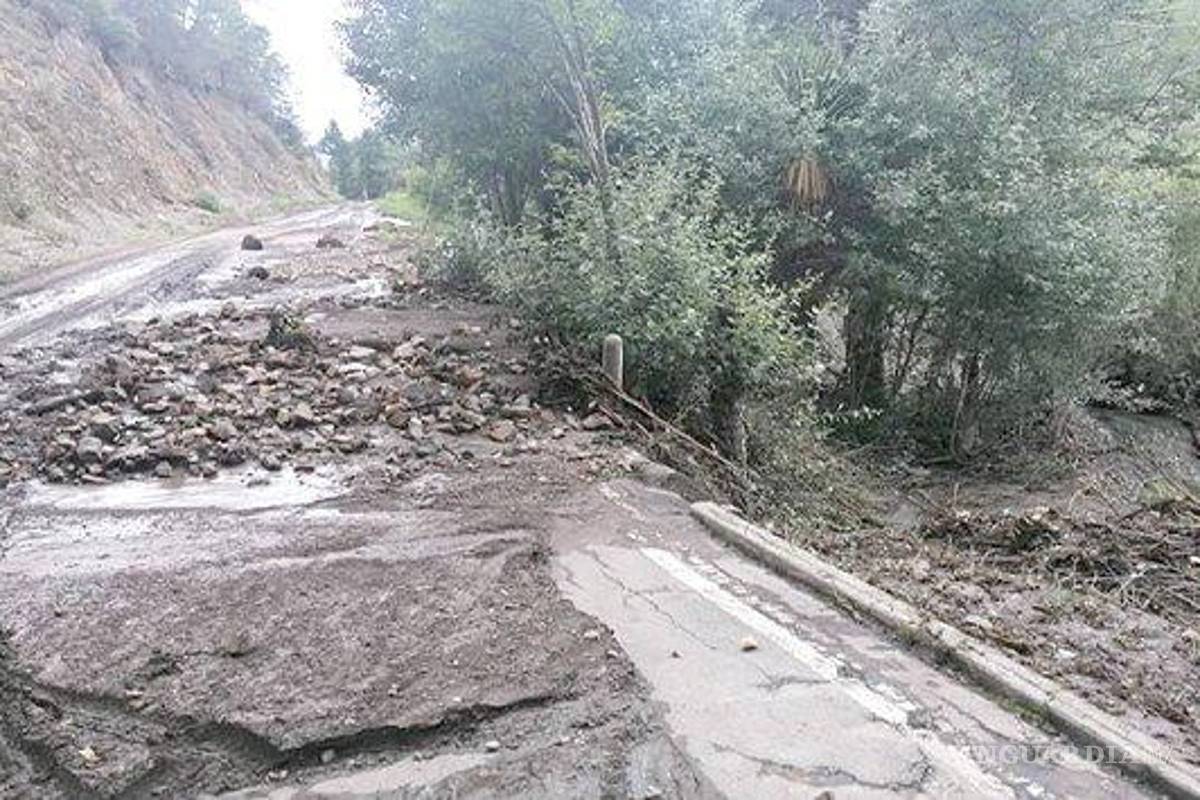 Deslaves bloquean tramo a Los Lirios; autoridades trabajan en retiro de escombro