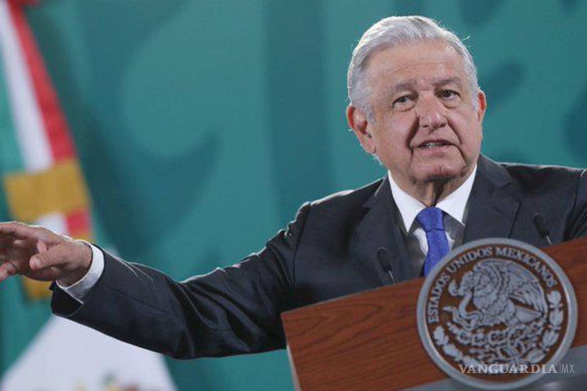 AMLO aconseja seguir ejemplo de Cristiano Ronaldo, darle prioridad al agua frente a refrescos