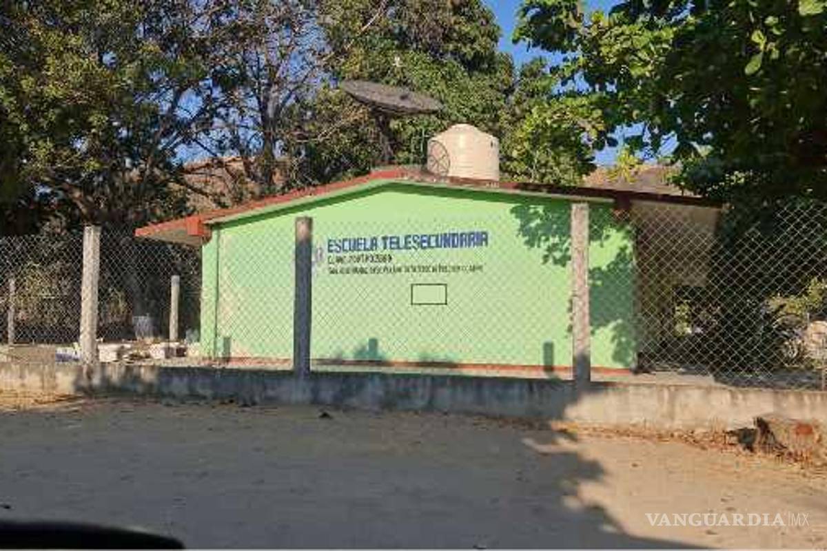 Niña en Oaxaca no pudo entrar a la escuela por usar pantalón, su pueblo decidirá si puede ingresar