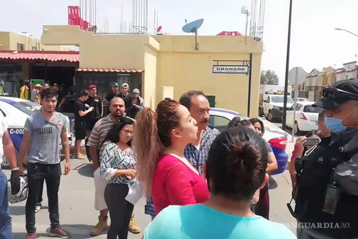 Vecinas golpean a policías por cerrarles local de 'micheladas'