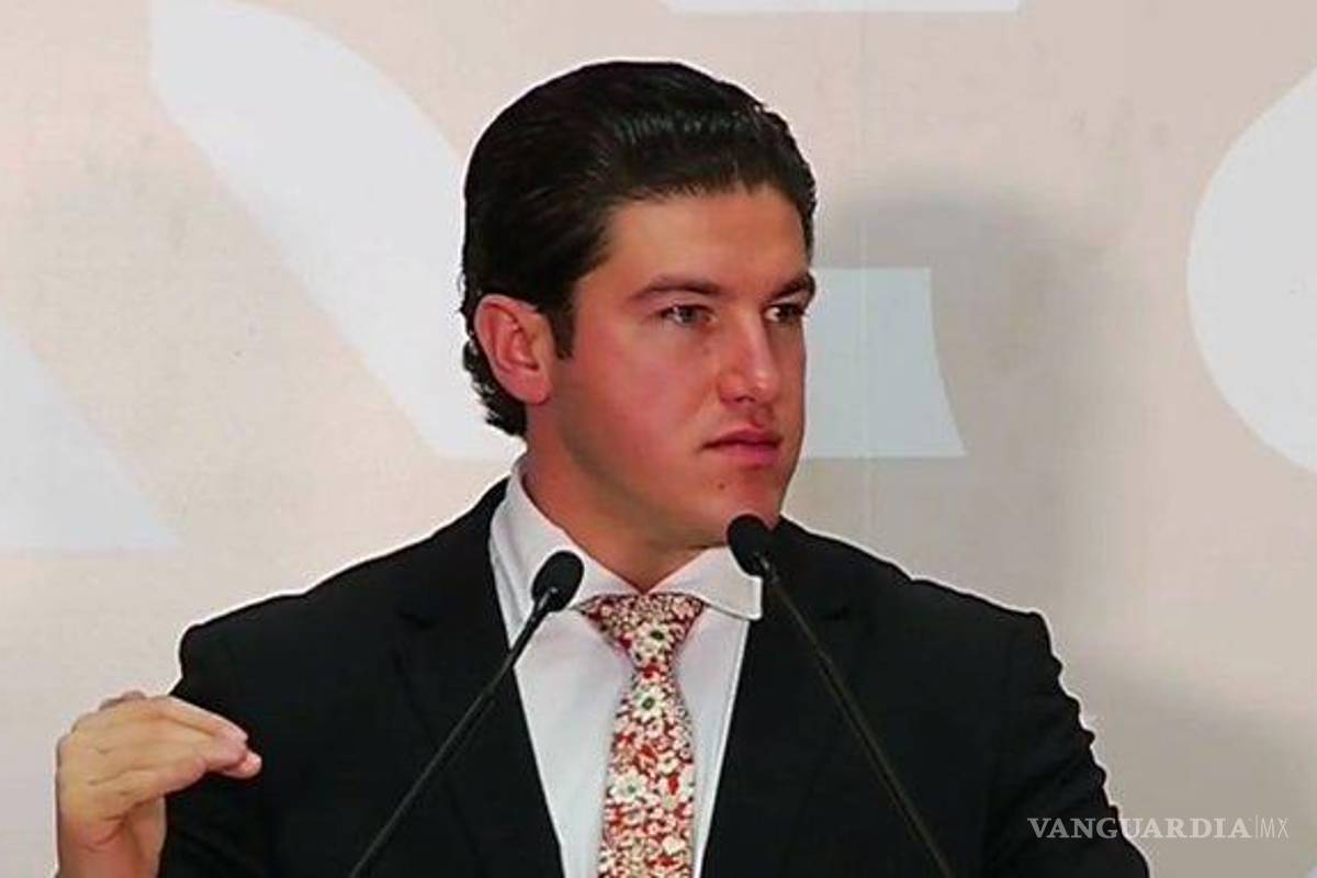 Samuel García ‘resbala’, confunde a policías con equipo de basquetbol