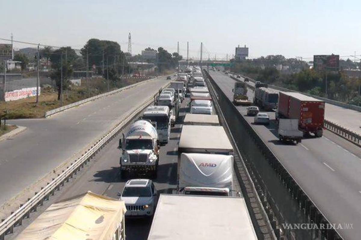 Pobladores liberan temporalmente la autopista México-Puebla, para aliviar la congestión en la zona
