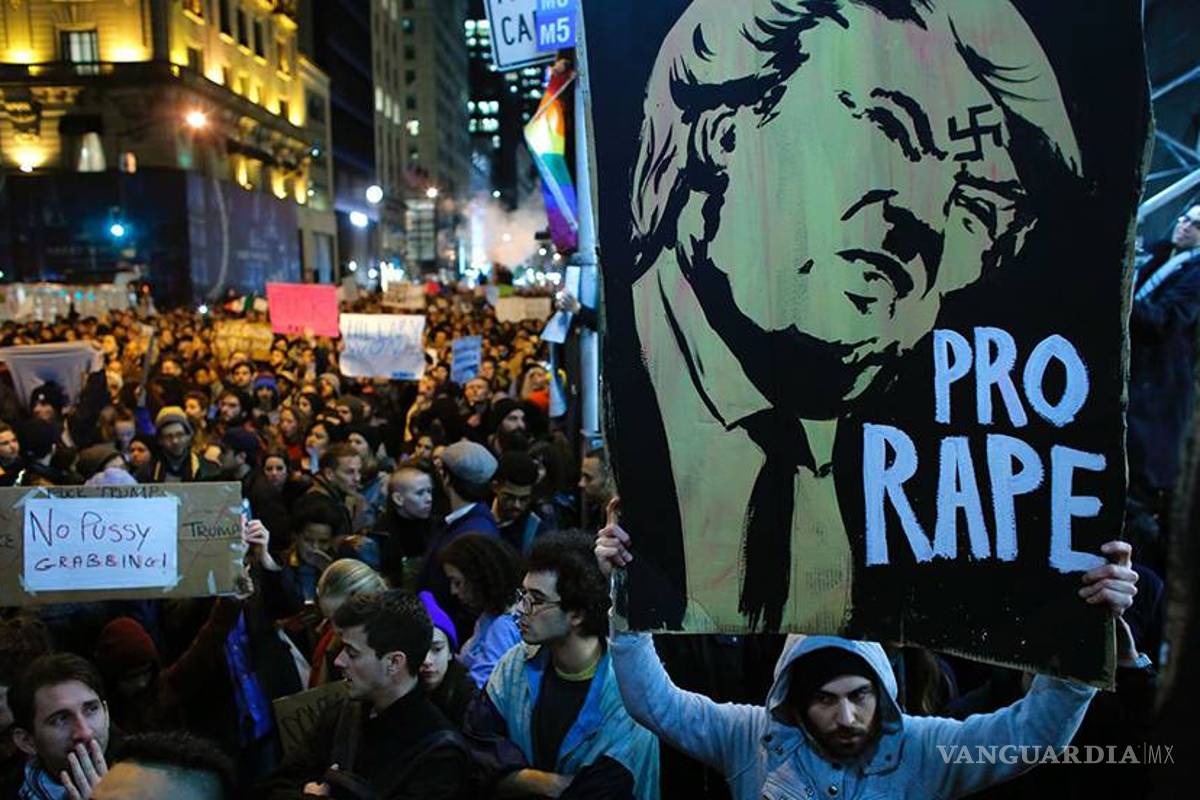 La comunidad LGBTQ protesta contra el Gobierno de EU frente al Hotel Trump