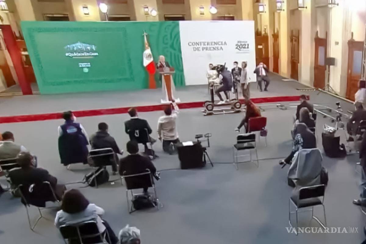 Reportero pide la palabra de rodillas en 'La Mañanera' de AMLO