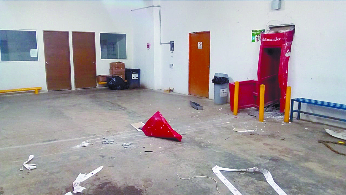 Someten a guardias en empresa de Arteaga y se llevan dos millones de pesos