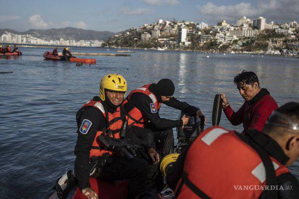 Buzos de la Marina buscan cuerpos en mar de Acapulco