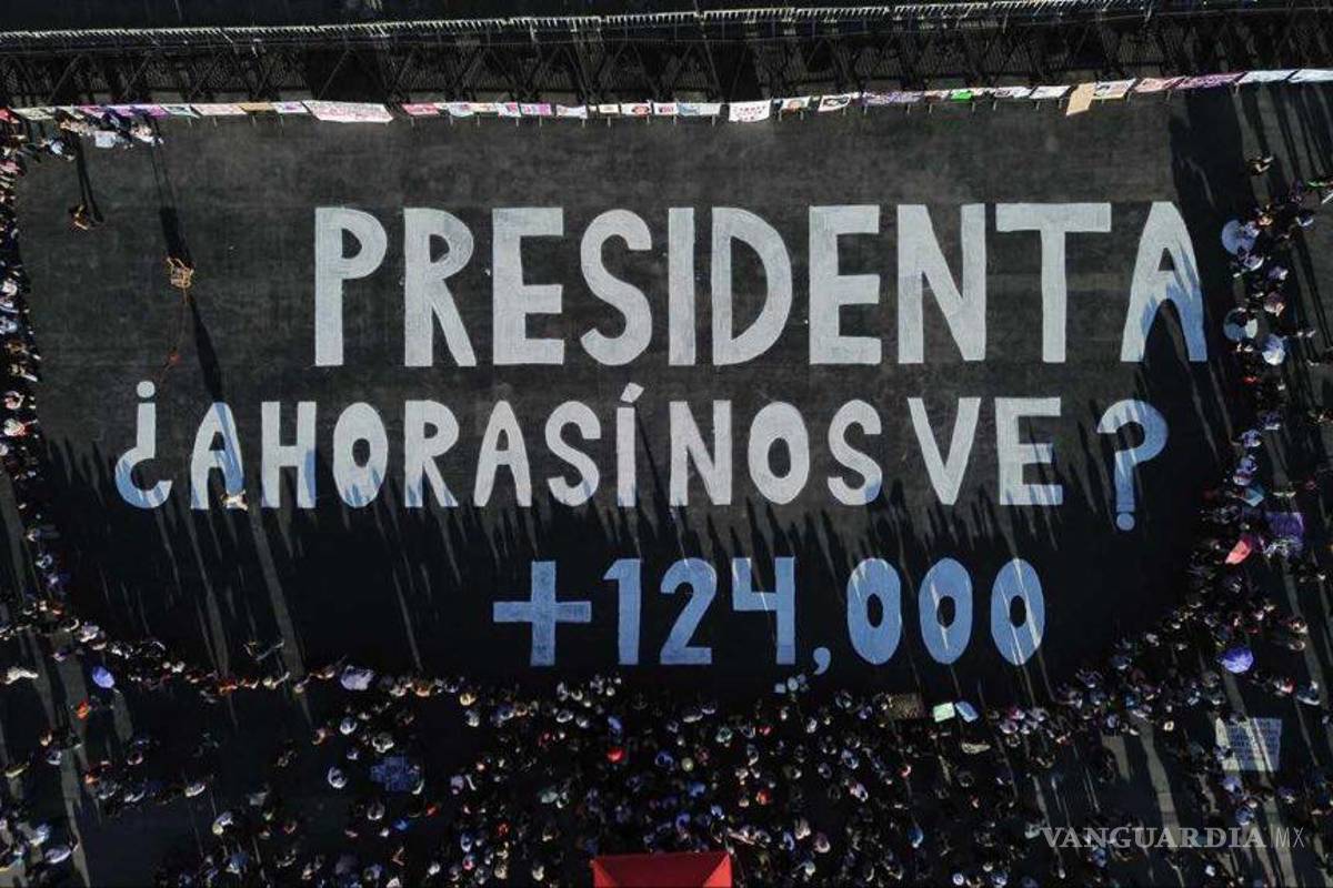‘Presidenta, ¿ahora sí nos ve?’, dibujan campo de exterminio de Teuchitlán en Zócalo