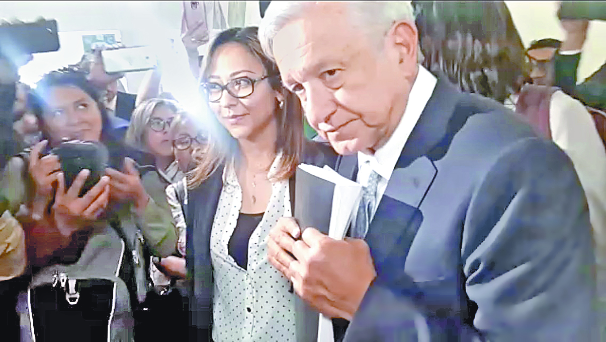 Demandan maestros de Coahuila mejor servicio médico a López Obrador