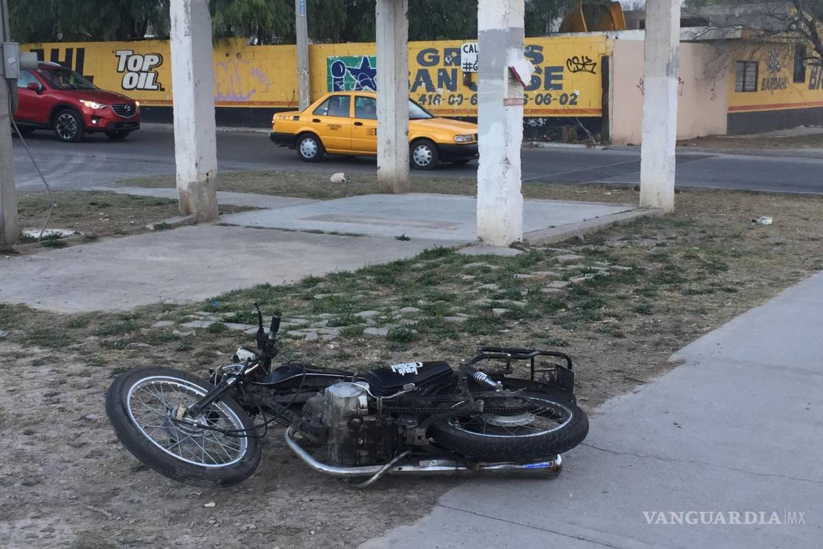 Joven motociclista se estrella contra vehículo en Saltillo